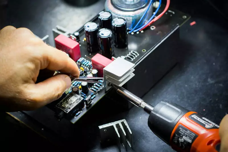 Bezpieczne narzędzia do napraw domowej elektroniki