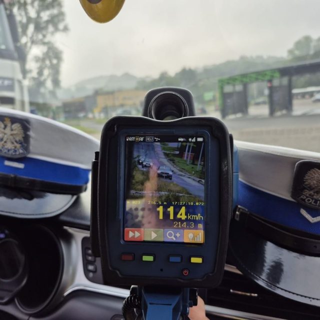 Policja zatrzymała prawo jazdy 56-latka za przekroczenie prędkości o 64 km/h