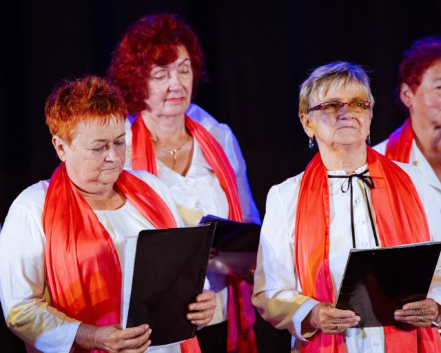 Seniorzy z pasją: taniec i sztuka w centrum Wodzisławia Śląskiego