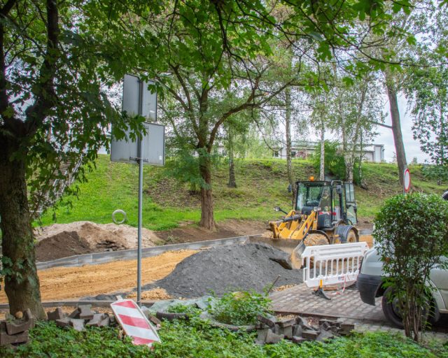 Nowa nawierzchnia, chodnik i odwodnienie na osiedlu 1 Maja – prace trwają