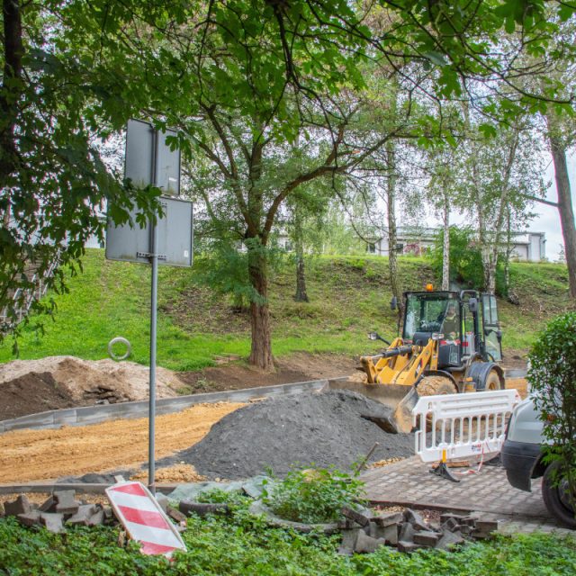 Nowa nawierzchnia, chodnik i odwodnienie na osiedlu 1 Maja – prace trwają