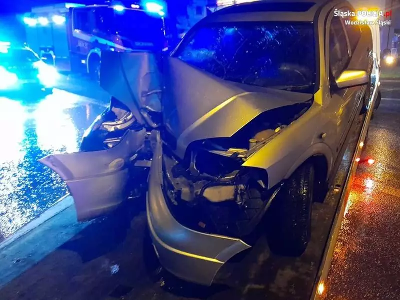 30-latek uderzył w sygnalizator świetlny. Mężczyzna miał ponad 2 promile alkoholu!