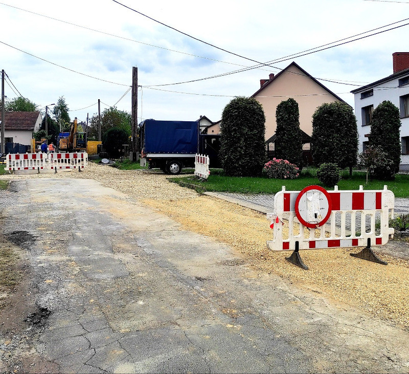 Budowa sieci kanalizacyjnej na ul. Chełmońskiego – inwestycje w Zawadzie