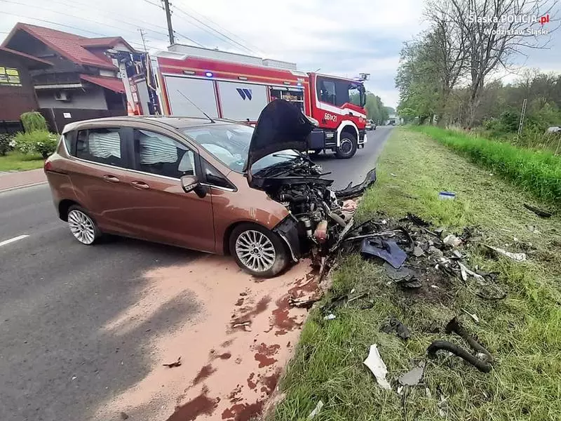 Czołowe zderzenie na ulicy Rybnickiej w Wodzisławiu Śląskim. Pasażer trafił do szpitala!