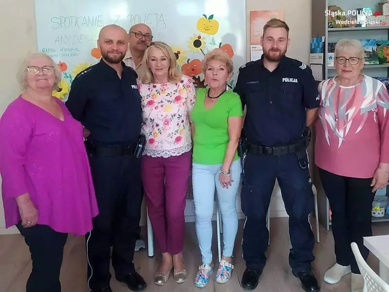 Dzielnicowi edukują seniorów - jak uchronić się przed oszustami?
