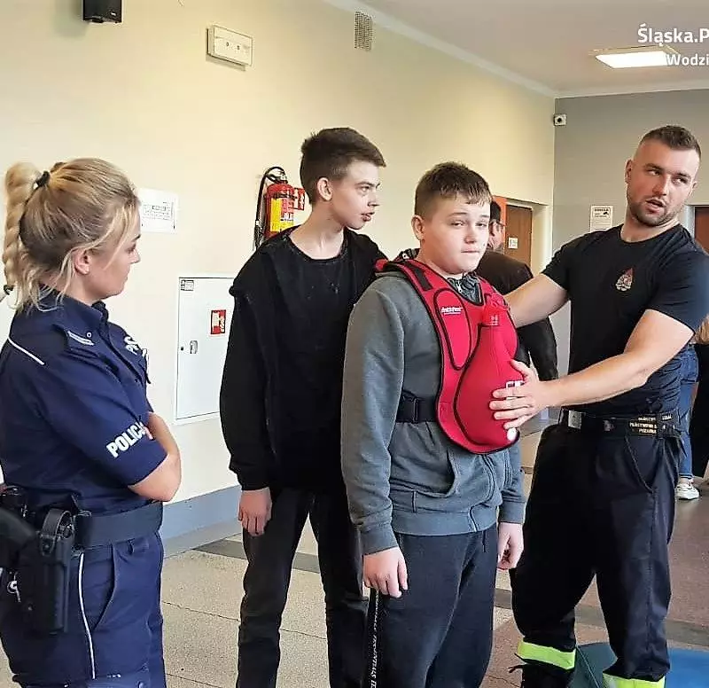 Dzień Dziecka w wodzisławskim ekonomiku z policjantami i strażakami