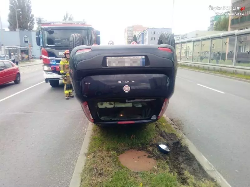 Fiat wywrócił się na dach. Wysoki mandat dla sprawczyni nietypowej kolizji drogowej