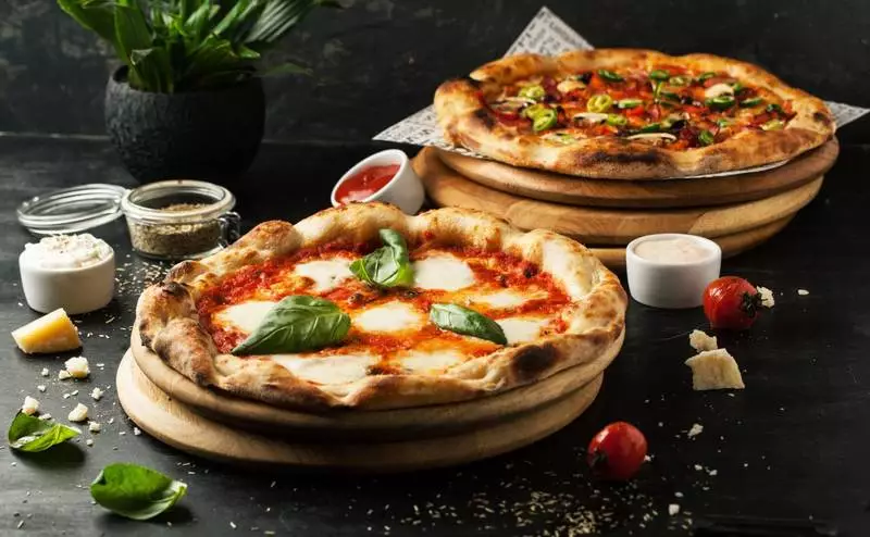 Jak zrobić najlepsze ciasto na pizzę i jaki ser wybrać?