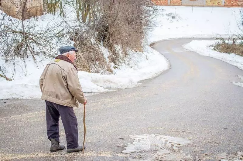 Jedna decyzja uratowała życie: kobieta wezwała służby dla nietrzeźwego mężczyzny