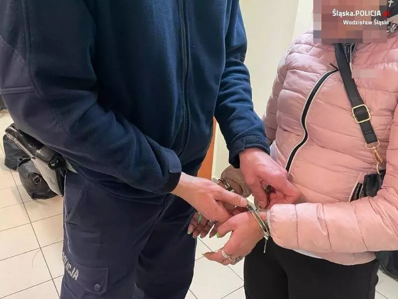 Kierująca złamała zakazy sądowe, a pasażer posiadał znaczną ilość dopalaczy