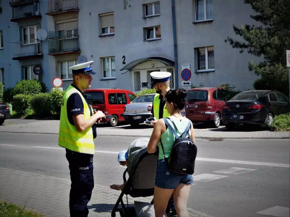 Policjanci sprawdzali wiedzę uczestników ruchu drogowego / fot. KMP Wodzisław Śląski