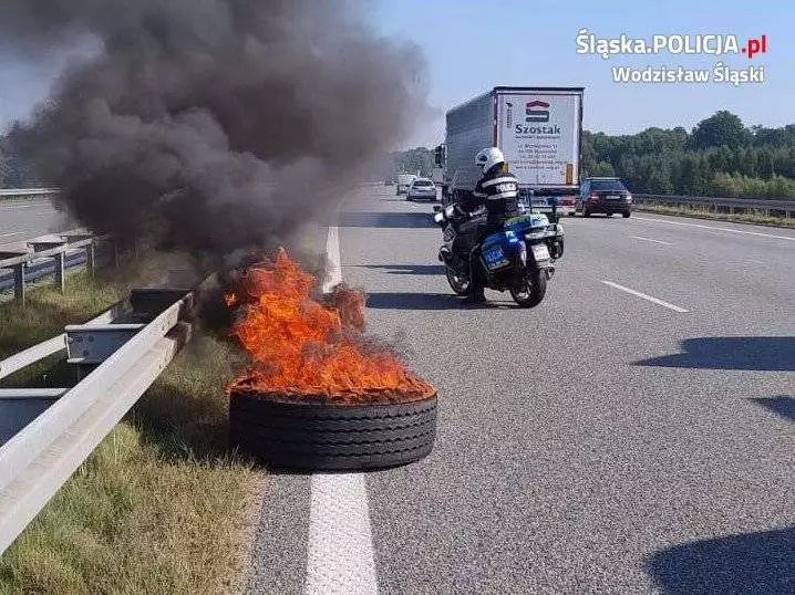 Policjanci z Wodzisławia ugasili płonące koło na autostradzie A1