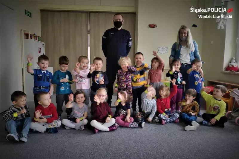 Policjant rozmawiał z z najmłodszymi o bezpieczeństwie