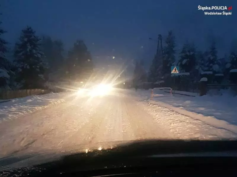 Potrącenie 17-latki na pasach. Trzy tysiące zł mandatu dla kierowcy mazdy