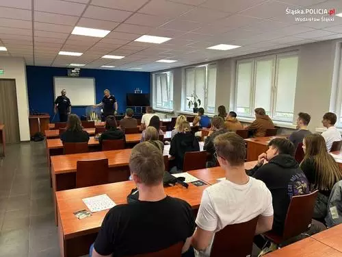 Raciborscy studenci odwiedzili komendę policji w Wodzisławiu Śląskim