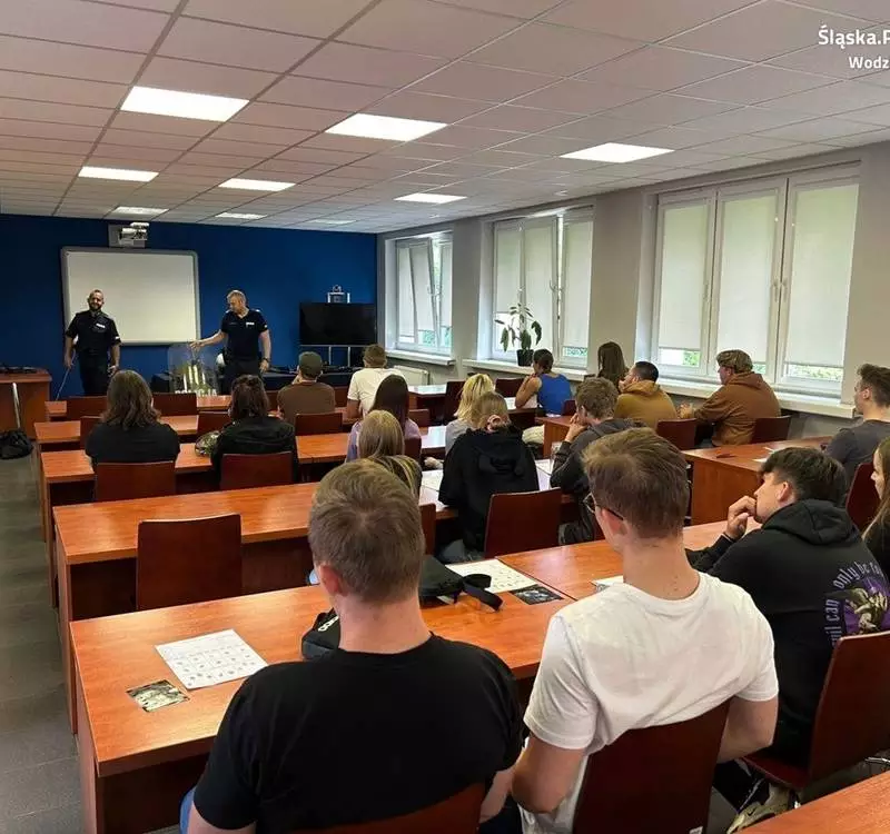 Raciborscy studenci odwiedzili komendę policji w Wodzisławiu Śląskim