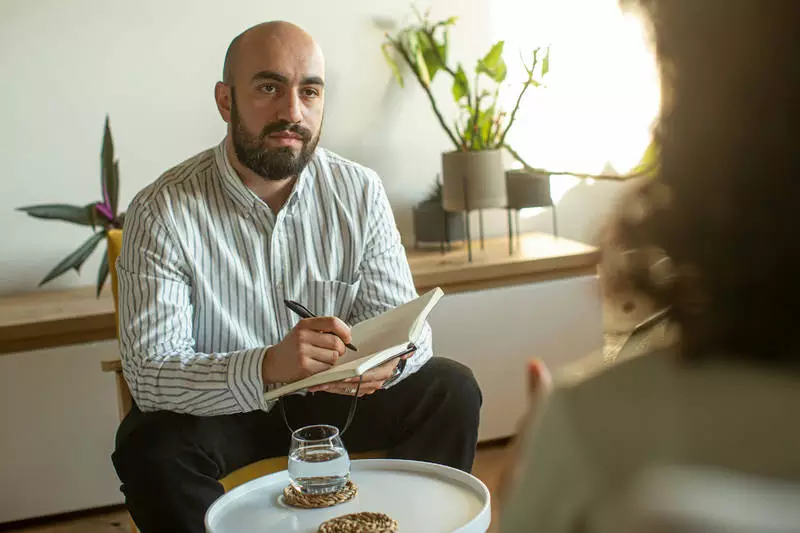 Rola psychoterapii w radzeniu sobie z samobójstwem w rodzinie