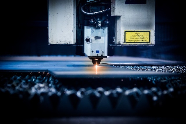 Śladami operatora maszyn świadczącego usługi CNC
