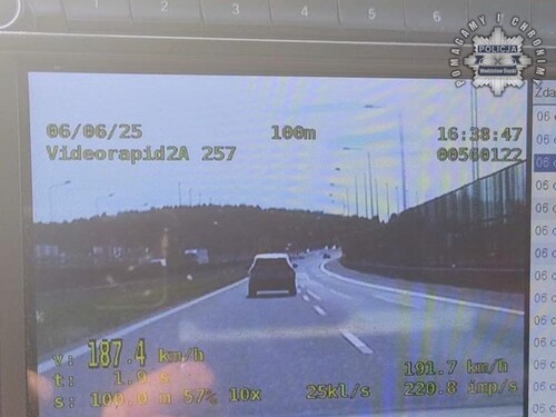 Szybka jazda po autostradzie A1. 31-latek przekroczył prędkość o 77 km/h