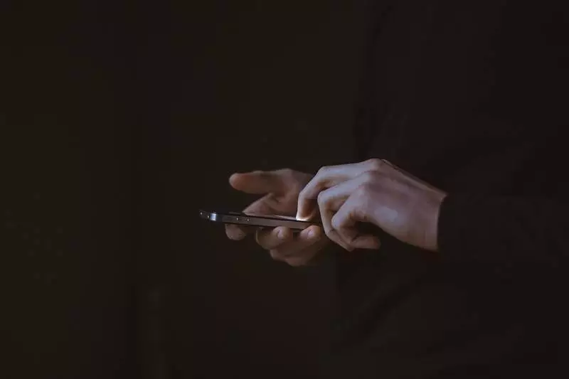 Uwaga na SMS "Twoja paczka została zatrzymana przez służby celne"