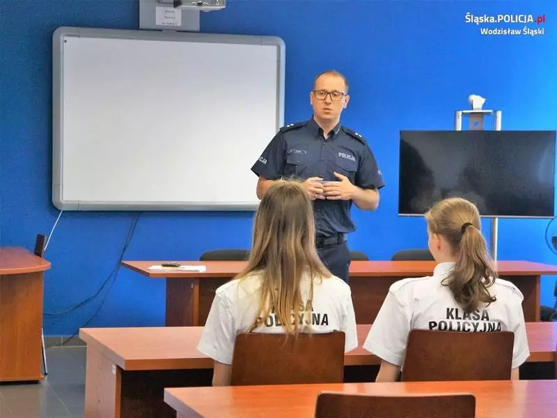 Wizyta klas mundurowych w wodzisławskiej komendzie