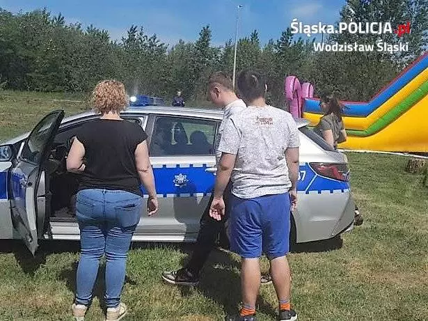Wodzisławscy dzielnicowi świętowali wspólnie z dziećmi ich dzień / fot. KPP Wodzisław Śląski