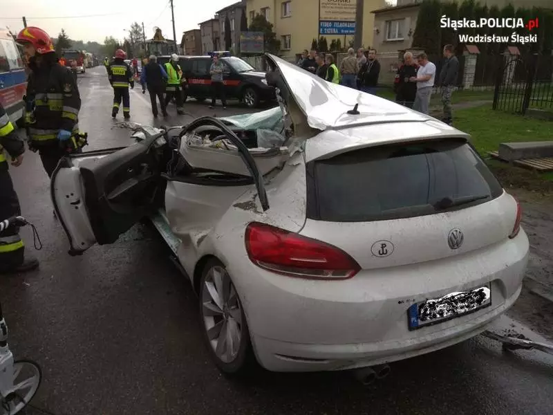 Zderzenie osobówki z koparką