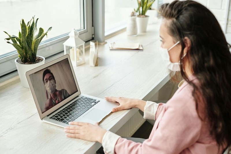 Zwolnienie zdalne – kto, za ile i jak szybko? E-ZLA bez tajemnic